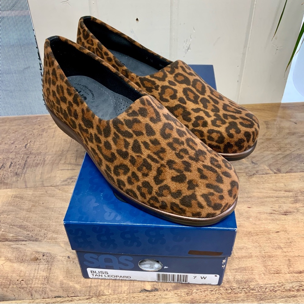 SAS Bliss Leopard 7 wide New with Box